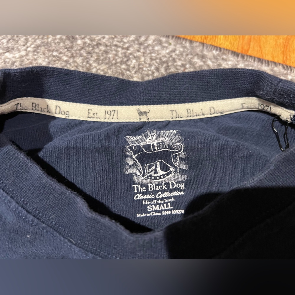 Martha’s Vineyard - The Black Dog Navy Tee - Picture 3 of 5